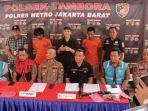 polsek-tambora-menggelar-konferensi-pers-terkait-penangkapan-dua-tersangka-pencuri-kabel-pln.jpg
