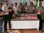 polsek-tebet-merazia-penjual-minumal-keras-ilegal-dan-oplosan_20180417_093908.jpg