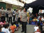polwan-ajak-main-anak-anak-korban-kebakaran.jpg