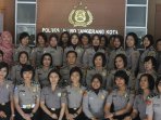 polwan-bagikan-bunga-di-tangerang_20150901_194539.jpg