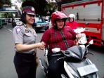 polwan-bagikan-suvenir-kepada-ibu-ibu_20151222_083854.jpg