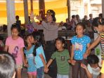 polwan-bali-hibur-anak-anak-pengungsi_20170928_071407.jpg