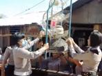 polwan-bedah-rumah-di-kupang_20160828_160210.jpg
