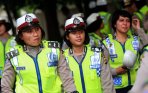 polwan-bersiaga-pengamanan-demo-tolak-kenaikan-harga-bbm_20141124_120520.jpg