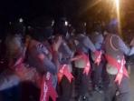 polwan-polres-lutim-nyanyi-dangdut-di-jalan_20160818_140522.jpg