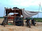 pondok-penambang-kena-petir_20161217_161550.jpg