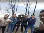 ponsel-jatuh-ke-kawah-gunung-bromo-saat-selfie-pemuda-ini-nekat-turun-mengambil_20180403_172616.jpg
