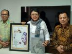 poppy-savitri-menerima-pemberian-buku_20170313_173031.jpg