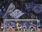 porto-mengibarkan-bendera-dan-bersorak-selama-pertandingan.jpg