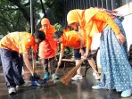 pos-indonesia-bergerak-2016-bersihkan-sampah-di-kota-bandung_20160223_154930.jpg