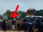 posisi-pelaku-sebelum-aksi-penusukan-terjadi-kepada-menkopolhukam-wiranto-2.jpg