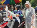 pospera-kampanyekan-jokowi-lewat-jas-hujan.jpg