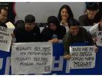 poster-tepi-jurang-suporter-indonesia-untuk-mendukung-megawati-hangestri.jpg