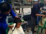 potong-rambut-gratis-di-atas-kapal-patroli-dit-pol-air-polda-kalsel_20160923_184718.jpg