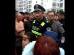 potongan-video-yang-viral-memperlihatkan-polisi-berusaha-menenangkan-massa.jpg