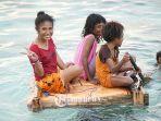 potret-anak-anak-tengah-bermain-di-pantai-abasi-manokwari-papua-barat2.jpg