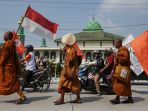 Rombongan Bhiksu Thudong Tiba di Magelang, Kapolresta Magelang Ikut Mengawal dengan Jalan Kaki