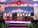 potret-bnpt-ri-saat-menyerahkan-sertifikat-pelaksanaan-standar-minimum-pengamanan.jpg