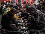 potret-buka-puasa-pertama-warga-gaza-di-tengah-perang_20240313_061956.jpg