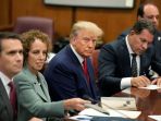 potret-donald-trump-jalani-sidang-suap-bintang-porno_20230406_070617.jpg