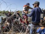 potret-gigihnya-imigran-ilegal-untuk-masuk-ke-as_20231005_065906.jpg