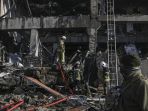 potret-hancurnya-mal-di-kyiv-terkena-serangan-rudal-rusia_20220322_203411.jpg
