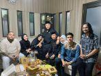 potret-ivan-gunawan-dengan-ayu-ting-ting-dan-keluarganya.jpg