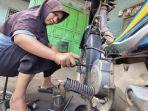 potret-kartini-masa-kini-suhanti-18-tahun-jadi-montir-bantu-suami-tak-lupa-kewajiban-sebagai-istri.jpg