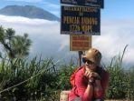 potret-medina-kamil-saat-berada-di-puncak-gunung-andong.jpg