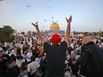 potret-perayaan-idul-fitri-1443-h-umat-islam-dunia_20220503_145906.jpg