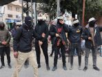 potret-pria-bertopeng-menjaga-ketertiban-rafah_20240307_072856.jpg