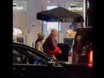 potret-v-bts-dan-jennie-blackpink-berjalan-bersama.jpg