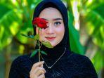 potret-yeni-inka-memegang-mawar-merah.jpg