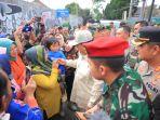 prabowo-beri-cenderamata-anak-di-lembang.jpg
