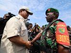 27 Tahun Tak Bersua, Menhan Prabowo Nostalgia dengan Mantan Anak Buah saat Kunjungi Papua