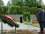 Beri Hormat untuk Korban Perang Dunia II, Prabowo Letakkan Karangan Bunga di Piskarovskoye Memorial