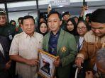 Prabowo Subianto Dapat Hadiah Jaket Bergambar Wajahnya dengan Siluet Bung Karno dari Mahasiswa UPN