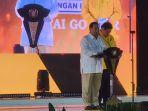 prabowo-didampingi-airlangga-beri-di-acara-hut-ke-59-partai-golkar-di-kantor-dpp-golkar.jpg