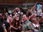 prabowo-diserbu-selfie.jpg