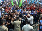 Rayakan Hari Buruh, Prabowo Ikut Rasakan Terik Panas bersama Ratusan Ribu Buruh di Monas