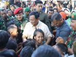 prabowo-menyambut-anak-anak-masyarakat-sumbawa-saat-meresmikan-11-titik-air-bersih-di-ntb.jpg