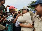 prabowo-peluk-anak.jpg