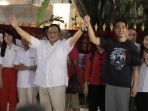 prabowo-sambut-kedatangan-kaesang_20231012_214200.jpg