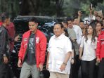 prabowo-sambut-kedatangan-kaesang_20231012_214245.jpg