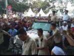 prabowo-sapa-pendukungnya-di-gbk-dari-atas-jeep.jpg