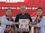 prabowo-subianto-dan-gibran-rakabuming-raka-berfoto-bersama-ketua-kpu-hasyim-asyari.jpg