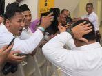 prabowo-subianto-memberikan-peci-hitam-ke-relawan-cak-imin.jpg
