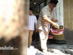 prabowo-subianto-menaburkan-bunga_20180906_162513.jpg