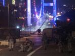 prajurit-ad-turki-masuk-jembatan-bosphorus_20160716_084838.jpg
