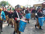 prajurit-keraton-kasunanan-surakarta-menabuh-drum-saat-kirab-agung-senin-142019.jpg